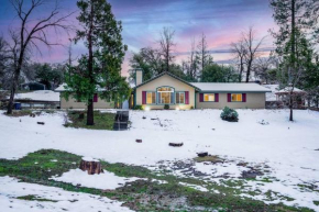 Country Club Hideout - w/ HotTub, King bed